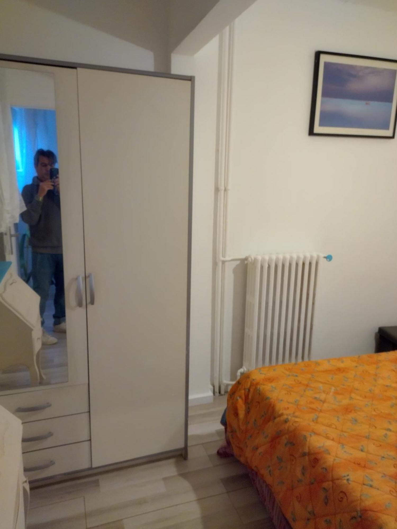 2 Pieces Idealement Placee Dans Le Centre Menton Extérieur photo